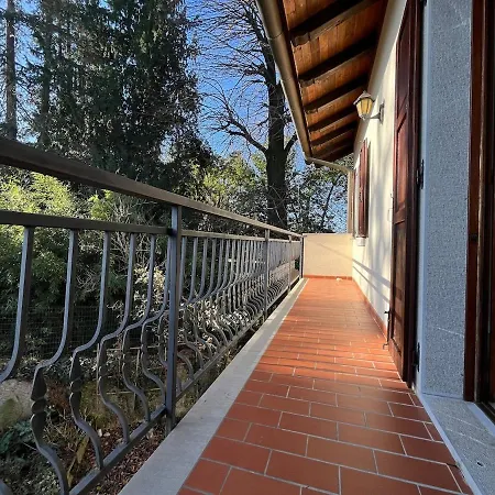 Intero Tranquillo E Immerso Nel *