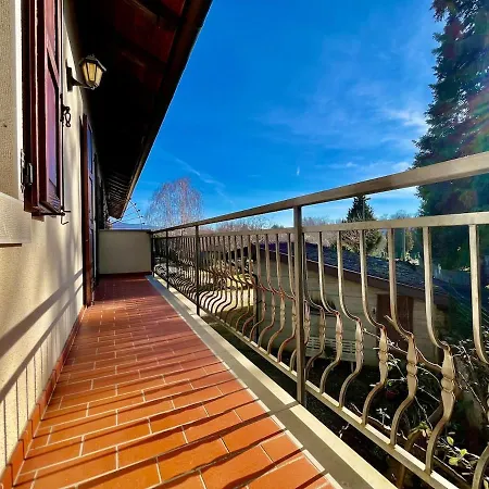 Intero Tranquillo E Immerso Nel * Tricesimo